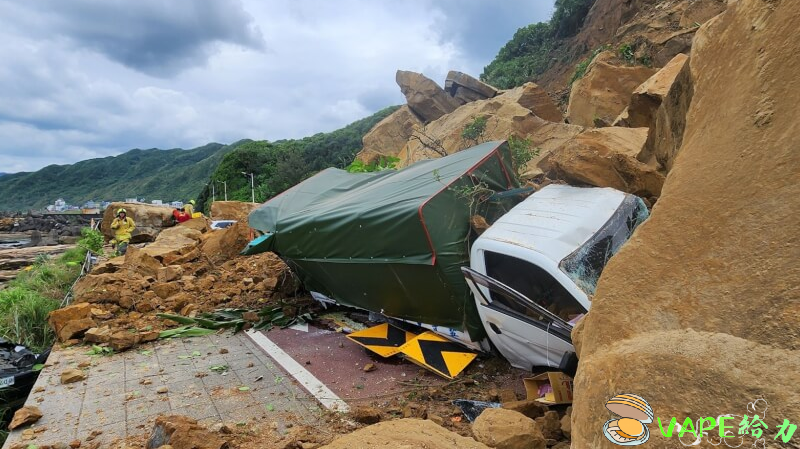 台灣新聞:基隆潮境公園路口發生山崩,影響九輛車;全部獲救,兩人住院